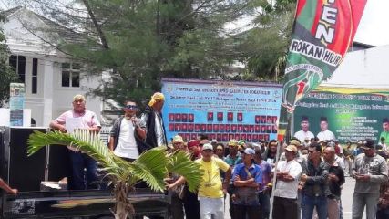 Formasperohil Gelar Aksi di Kantor DPRD dan Bupati Rohil